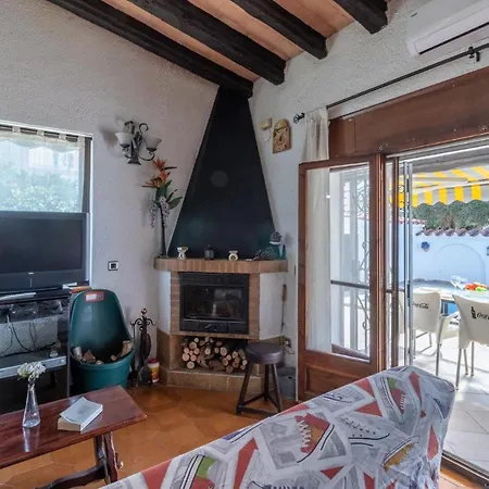 Vakantiehuis Goldhome - Requesens - Piscina Privada, Cerca Playa